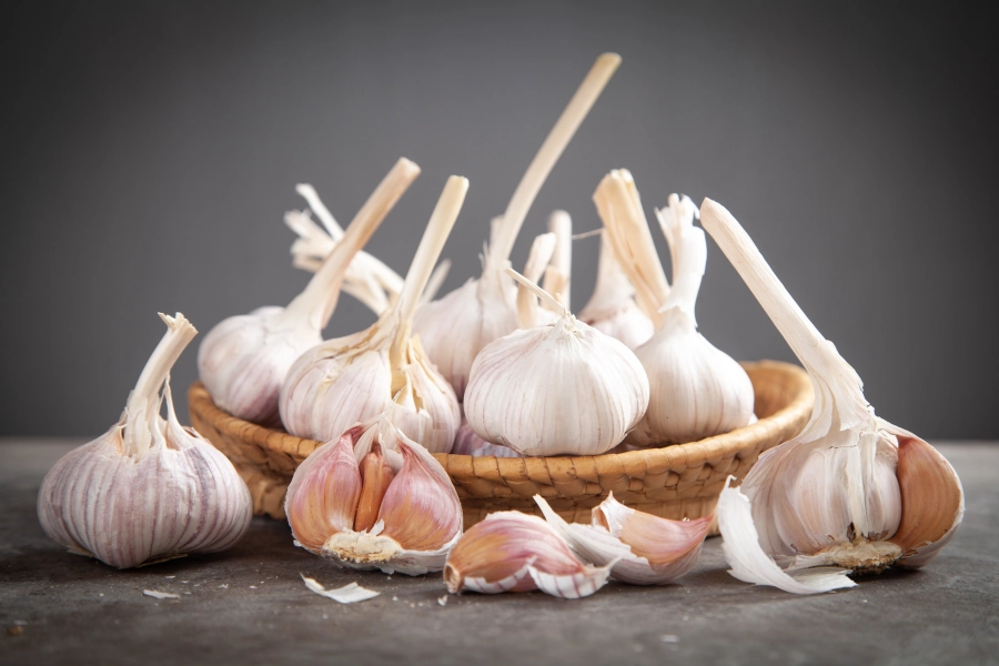 Bulbo y dientes de ajo frescos, representando el uso tradicional del ajo para el bienestar general.