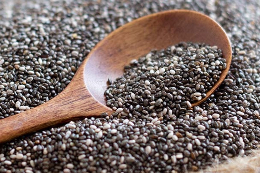 Semillas de chía hidratadas y secas, representando el uso tradicional de la chía para el bienestar digestivo y cotidiano.